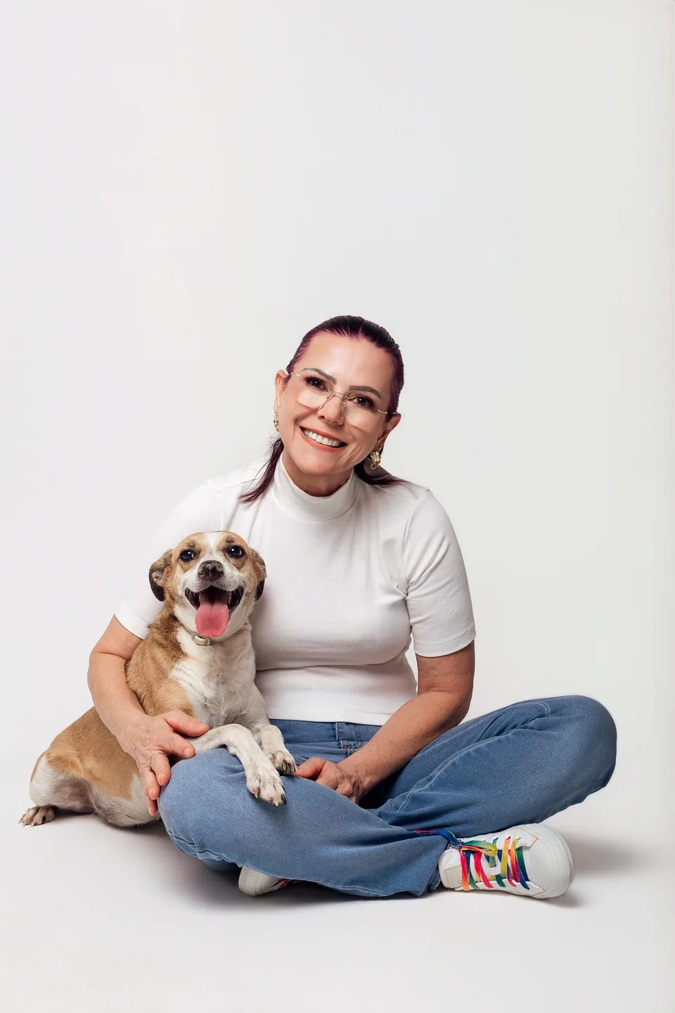 Diane sentada com um cachorro, em fotografia do acervo oficial.