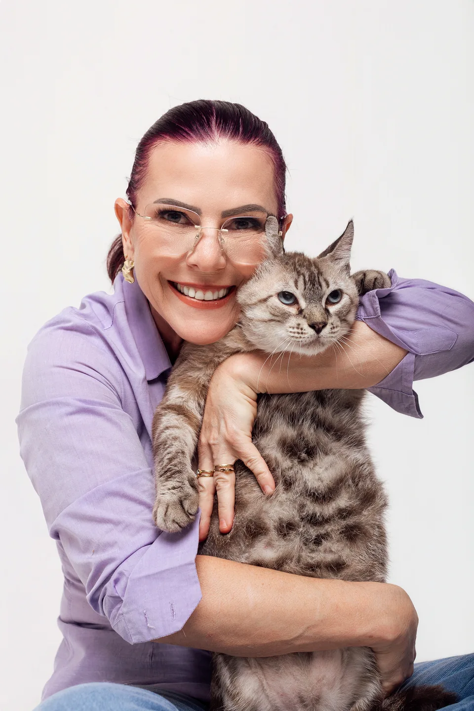 Diane abraçando um gato, em fotografia do acervo oficial.