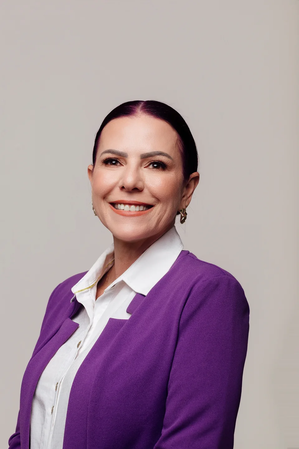 Diane, em retrato oficial de julho, com blazer roxo e camisa branca.